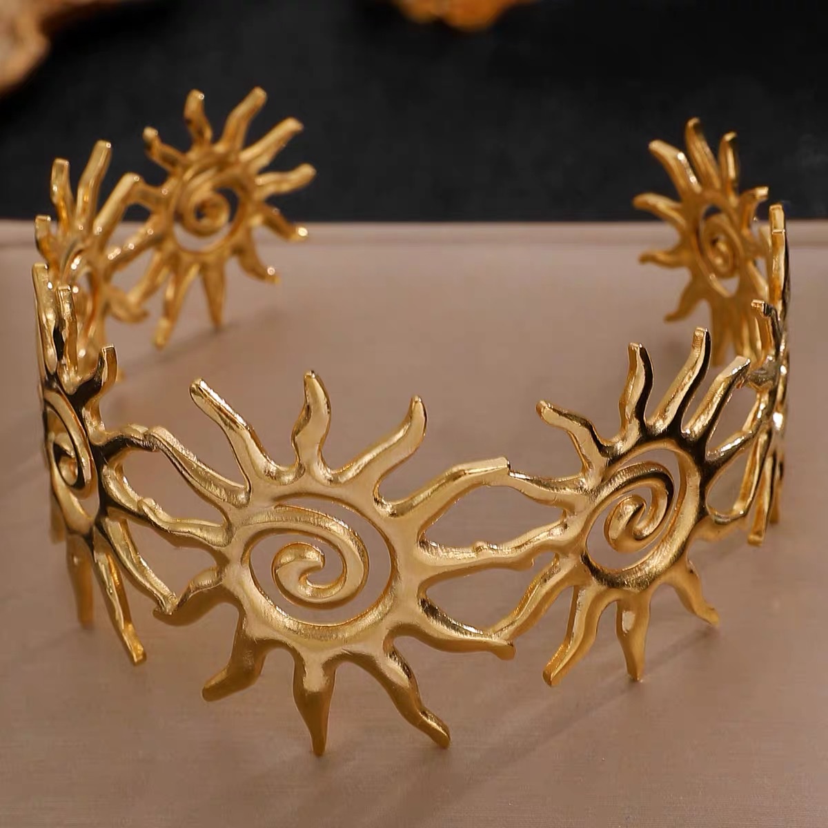 European and American style stainless steel sunflower open bracelet for women, non-fading, light luxury and high-end accessory, cross-border bestseller bracelet Application Scenario