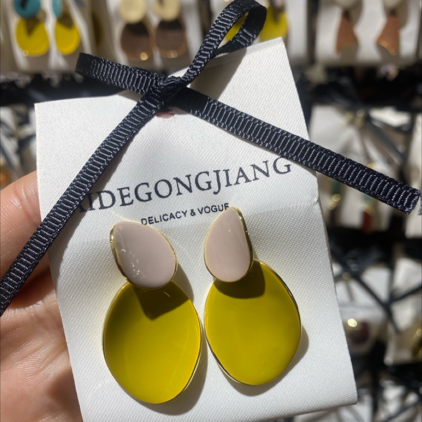 Korean-style fashionable and versatile earrings, oil-dripping and color-blocking silver needle, anti-allergy details Picture