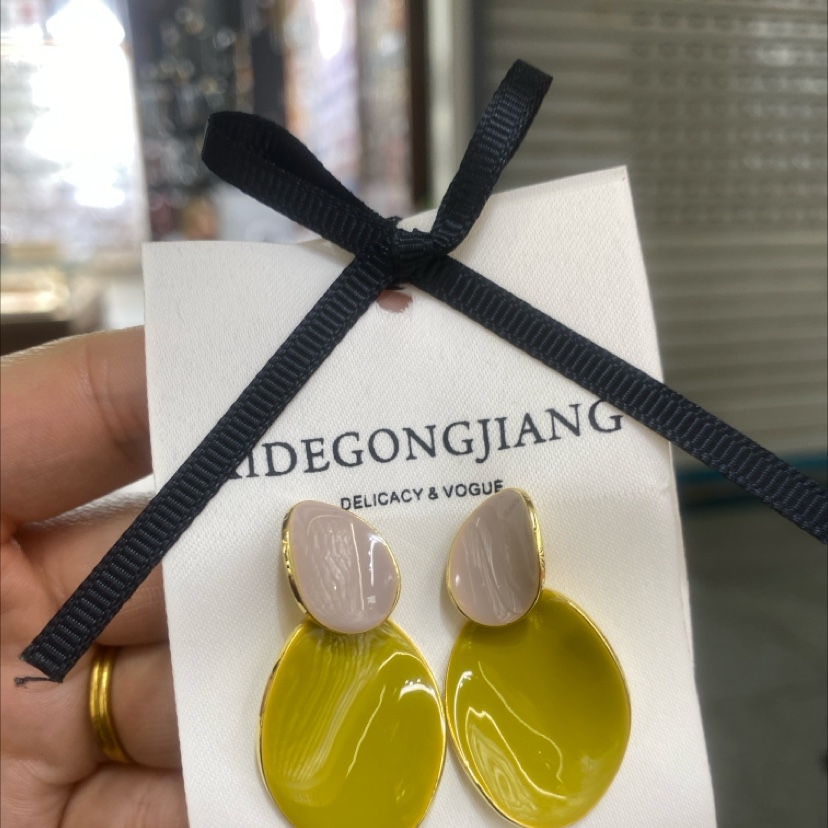 Korean-style fashionable and versatile earrings, oil-dripping and color-blocking silver needle, anti-allergy Specification image
