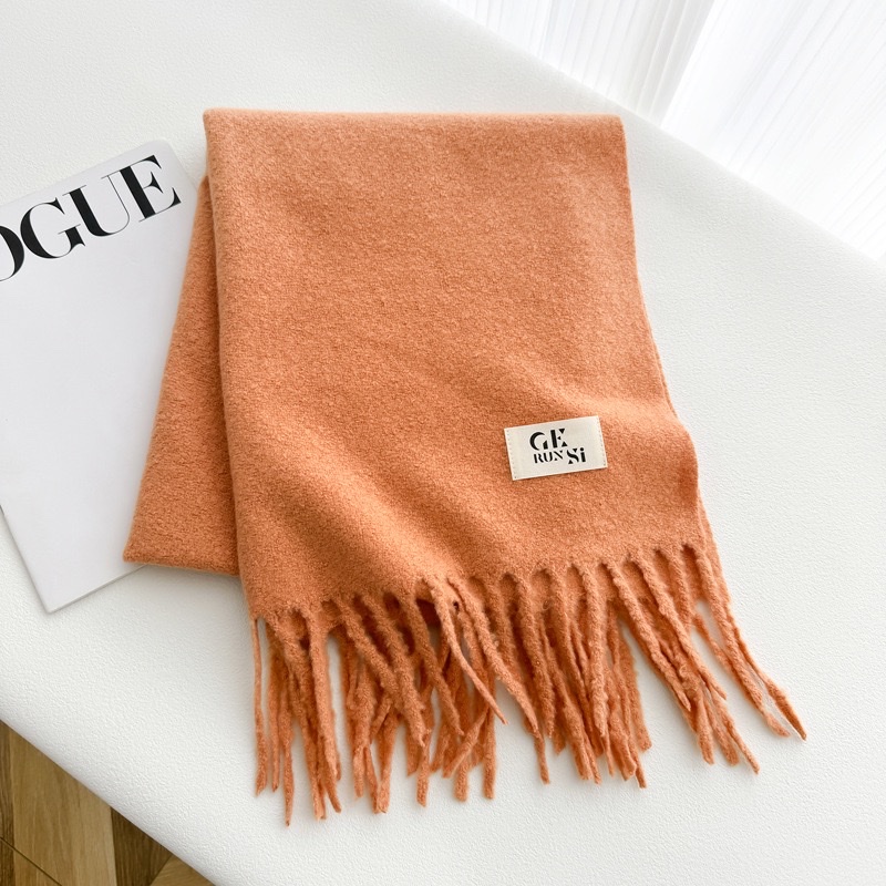 A thick and warm winter scarf, a fashionable Korean-style woolen scarf for women detail image 3