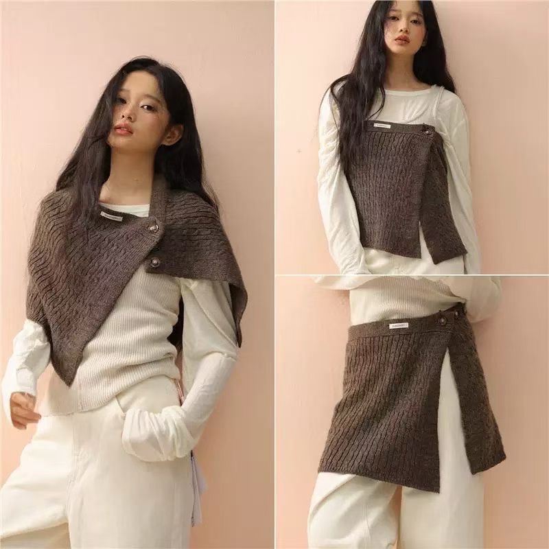 A warm outerwear skirt with a woolen knitted short skirt and curtain design