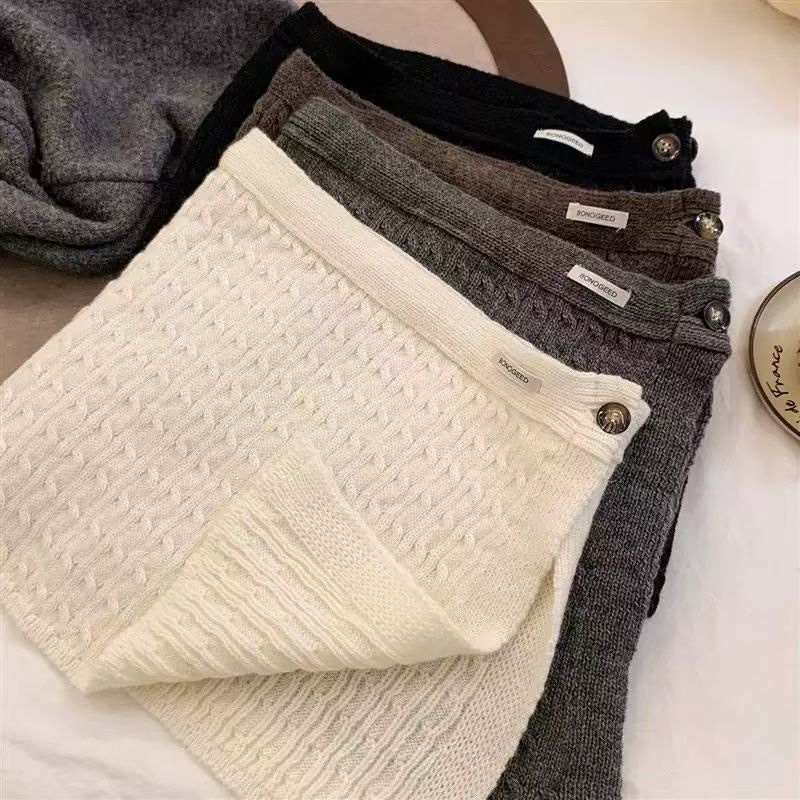 A warm outerwear skirt with a woolen knitted short skirt and curtain design detail image 3