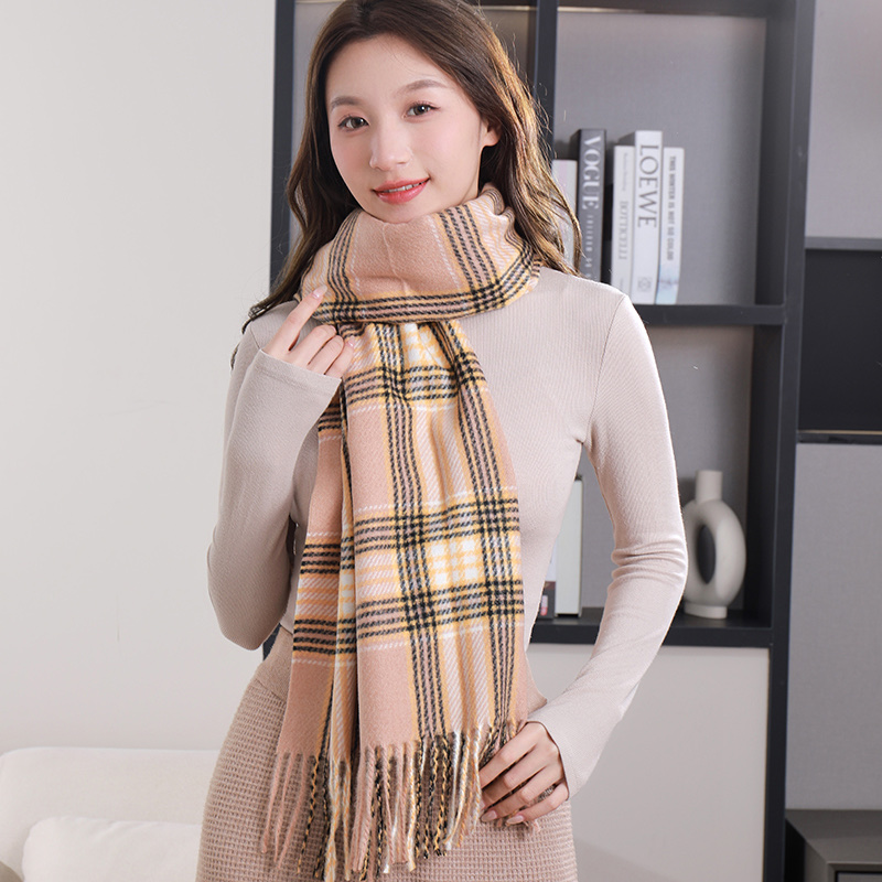 Checkered printed scarf, warm and fashionable, thickened women's scarf for autumn and winter Item Picture