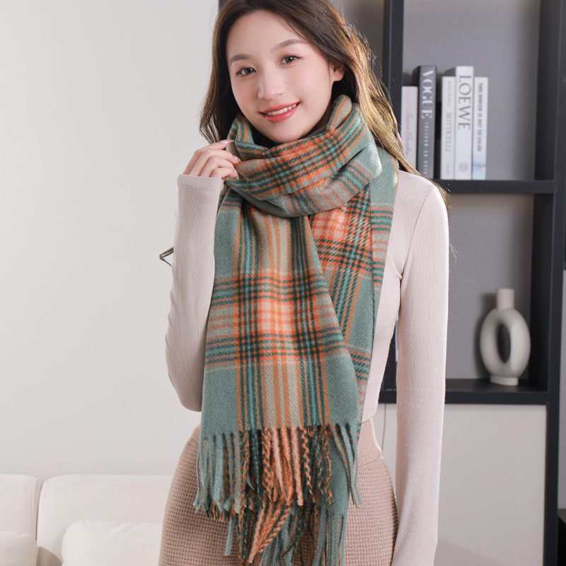 Checkered printed scarf, warm and fashionable, thickened women's scarf for autumn and winter Application Scenario
