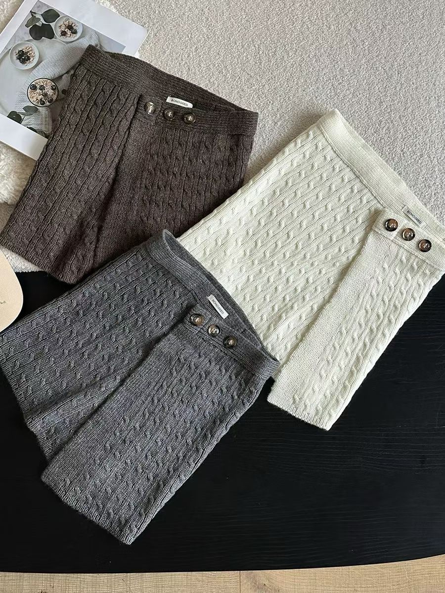 A warm outerwear skirt with a woolen knitted short skirt and curtain design detail image 6