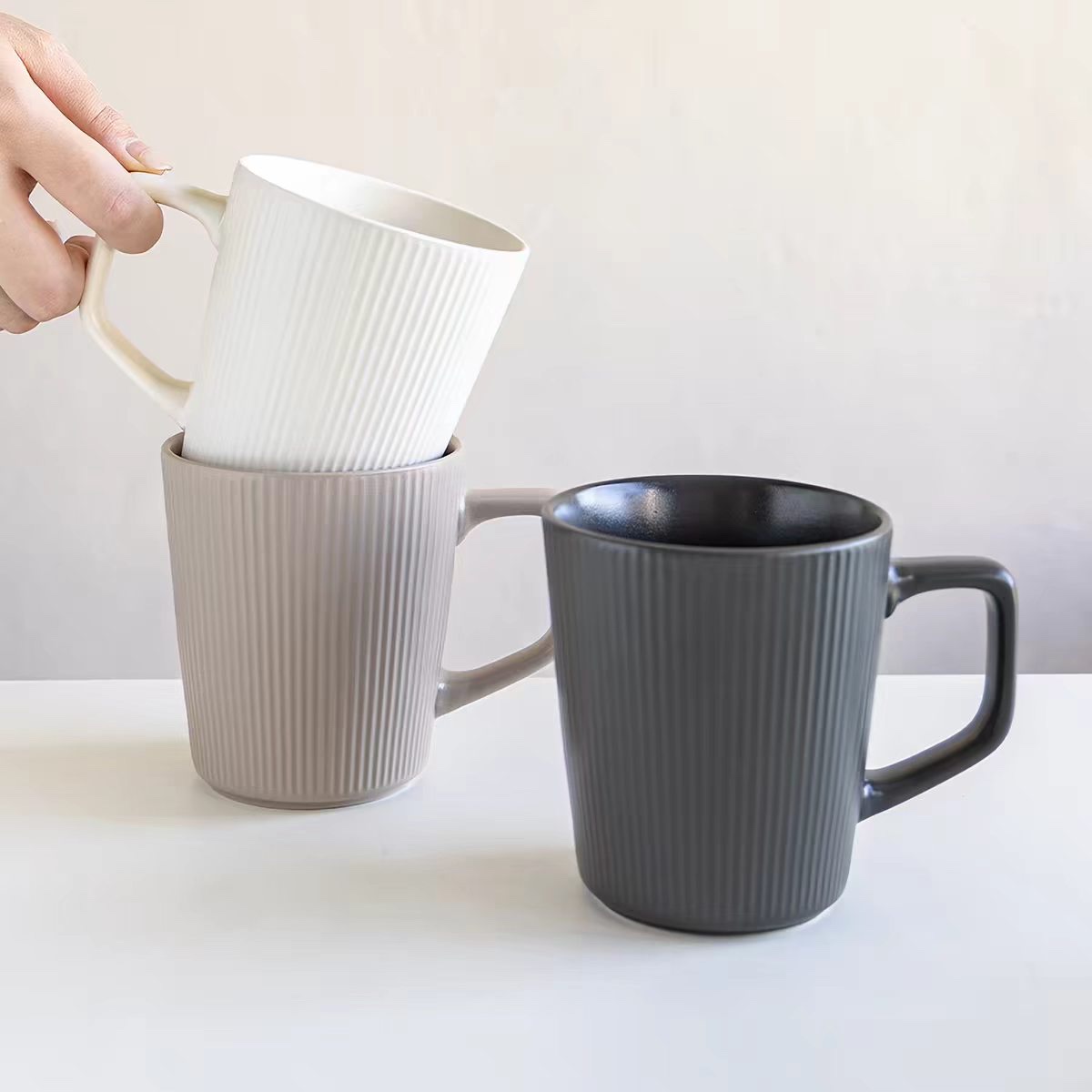 Three-dimensional relief ceramic mugs, simple coffee cups and couple cups are simple and elegant