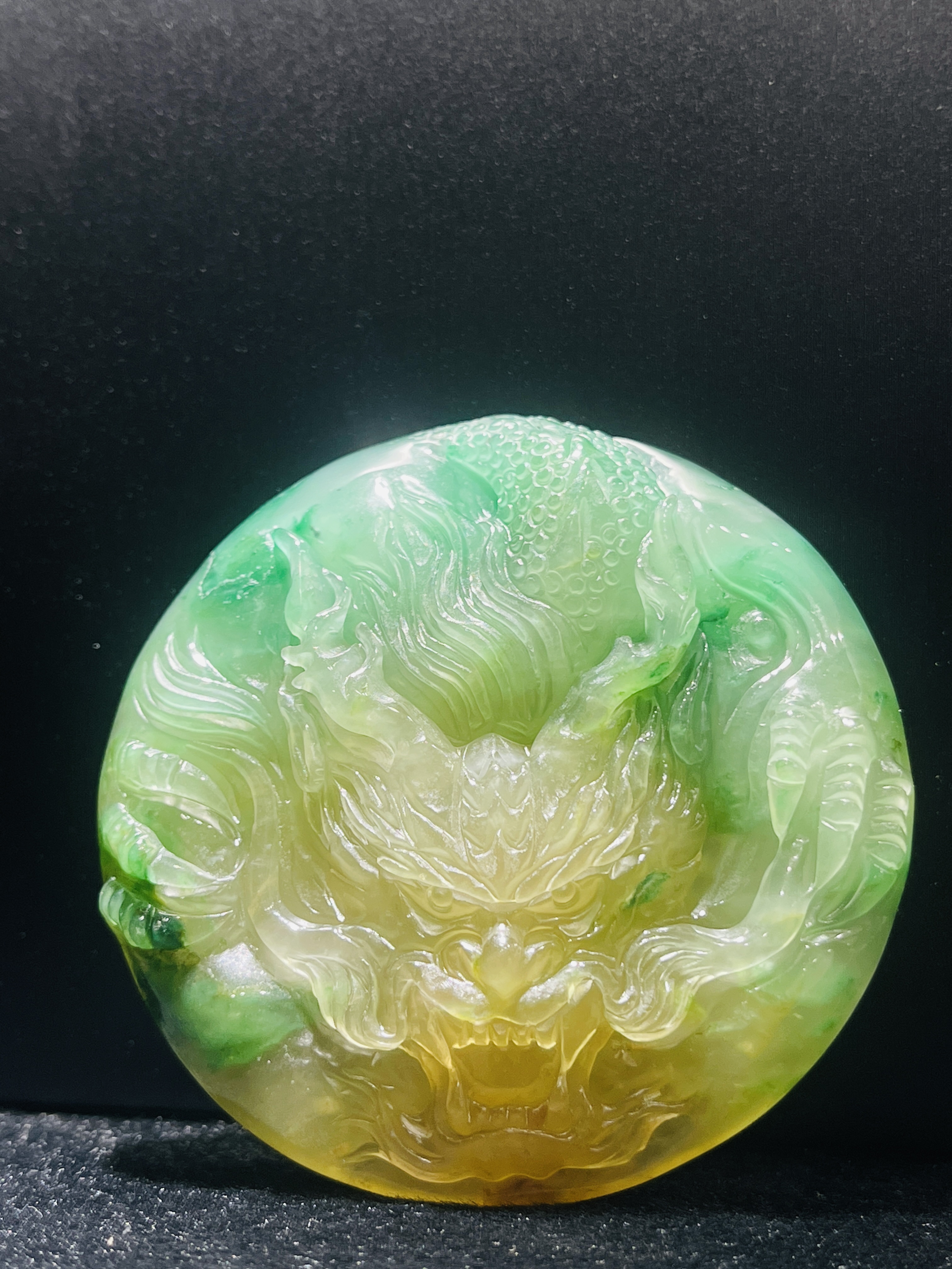 非洲翠雕刻祥龙，龙首吊牌