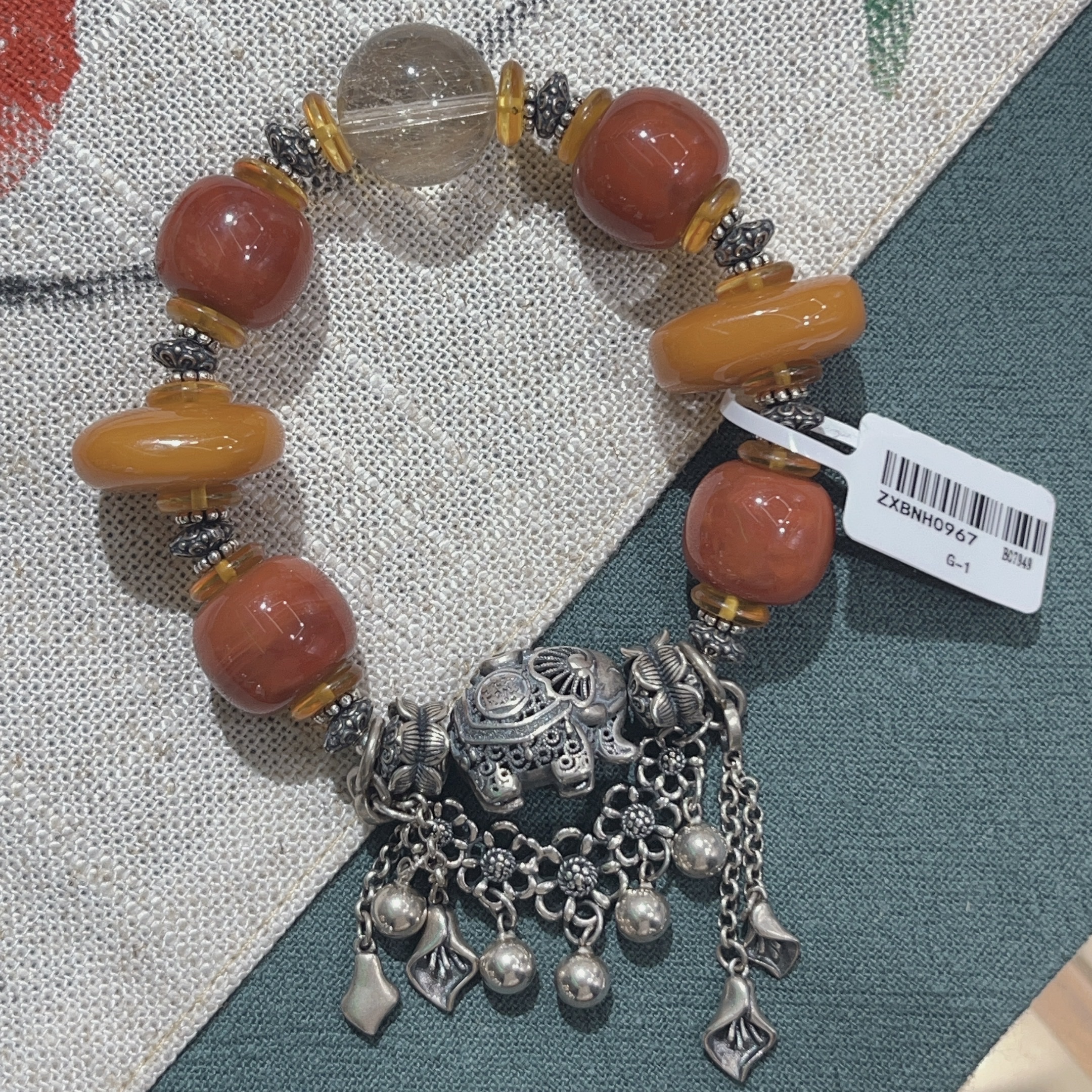 这是一串南红 蜜蜡 金发晶 纯银配件做的手链 南红蜜蜡吉祥花瓣手链手链女手串