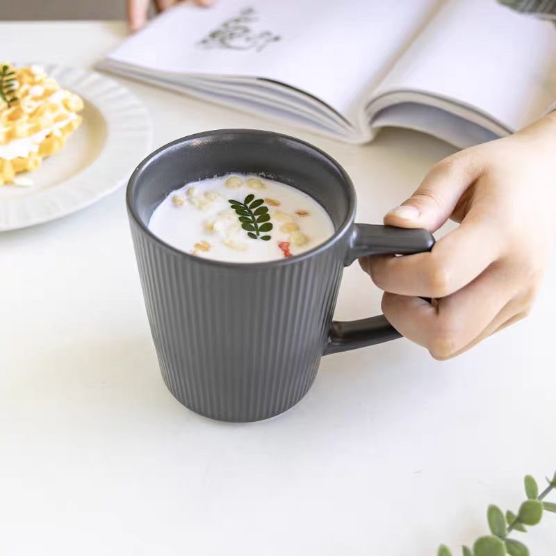 Three-dimensional relief ceramic mugs, simple coffee cups and couple cups are simple and elegant Specification image