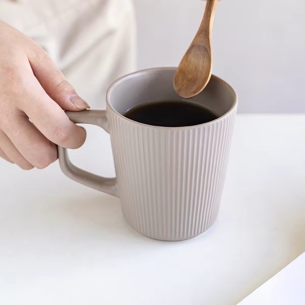 Three-dimensional relief ceramic mugs, simple coffee cups and couple cups are simple and elegant details Picture
