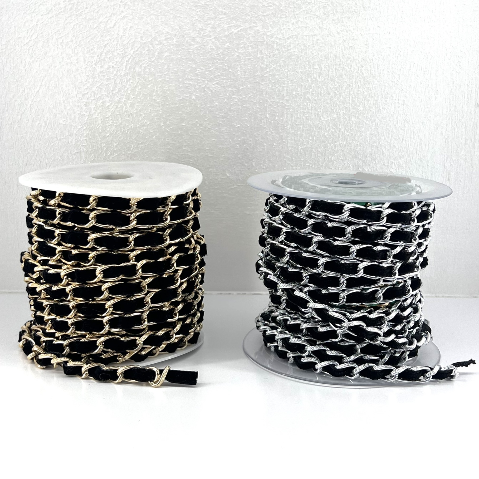 Small chanel-style woven aluminum flex-textured backpacks, shoulder straps, clothing accessories, ornaments, headwear, aluminum chains, patterned chains, hand-strung ropes