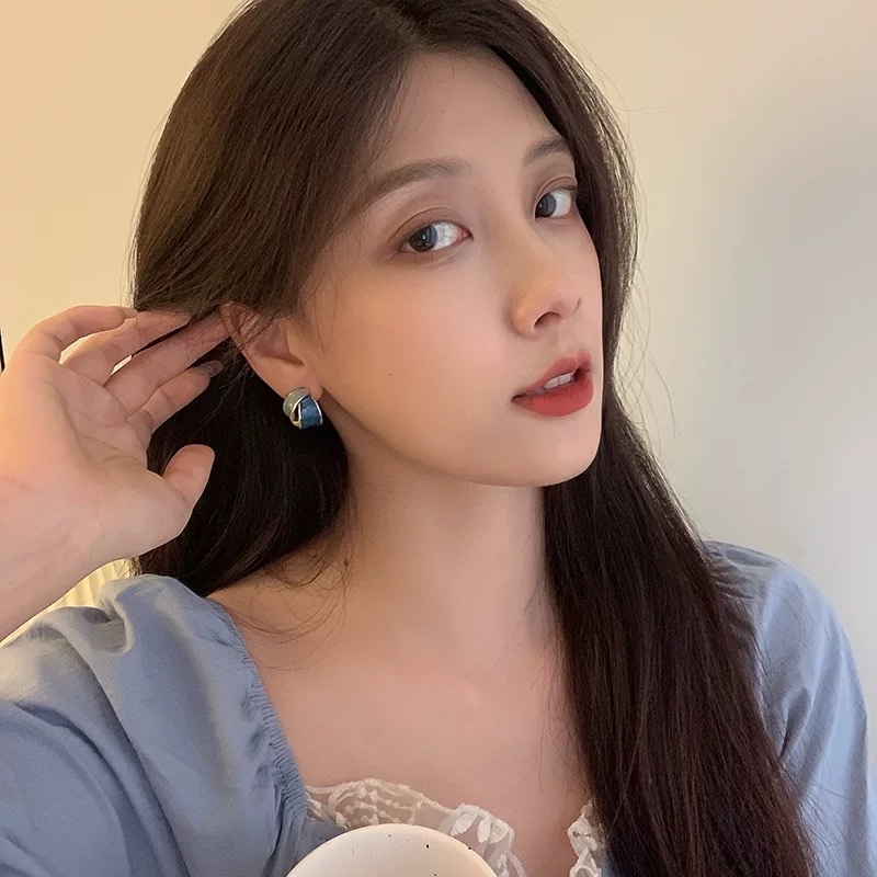 French retro style, contrasting blue earrings, enamel high-end, light luxury earrings, grand, painless mosquito-repellent incense, ear clips for women