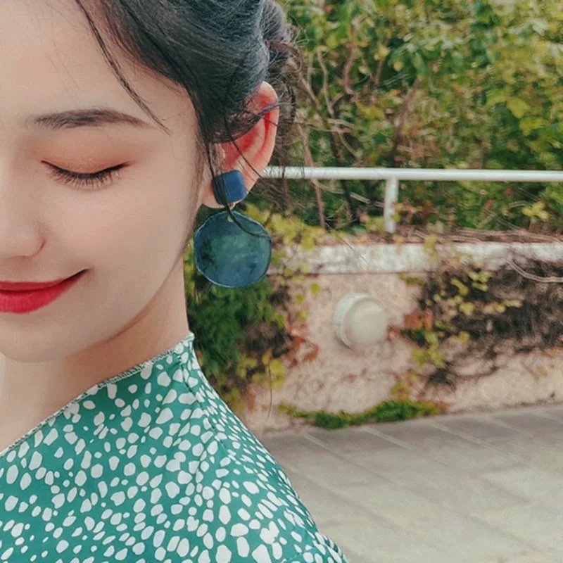 White matte blue ink-wash pattern round large earrings, modern retro Hong Kong-style acrylic earrings, no ear holes, ear clips details Picture