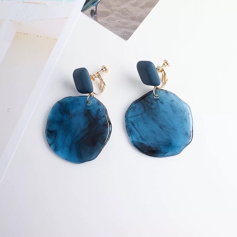 White matte blue ink-wash pattern round large earrings, modern retro Hong Kong-style acrylic earrings, no ear holes, ear clips detail image 6