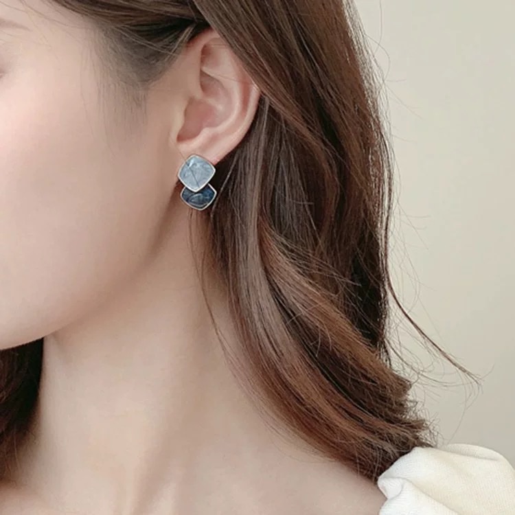 French retro style, contrasting blue earrings, enamel high-end, light luxury earrings, grand, painless mosquito-repellent incense, ear clips for women Application Scenario