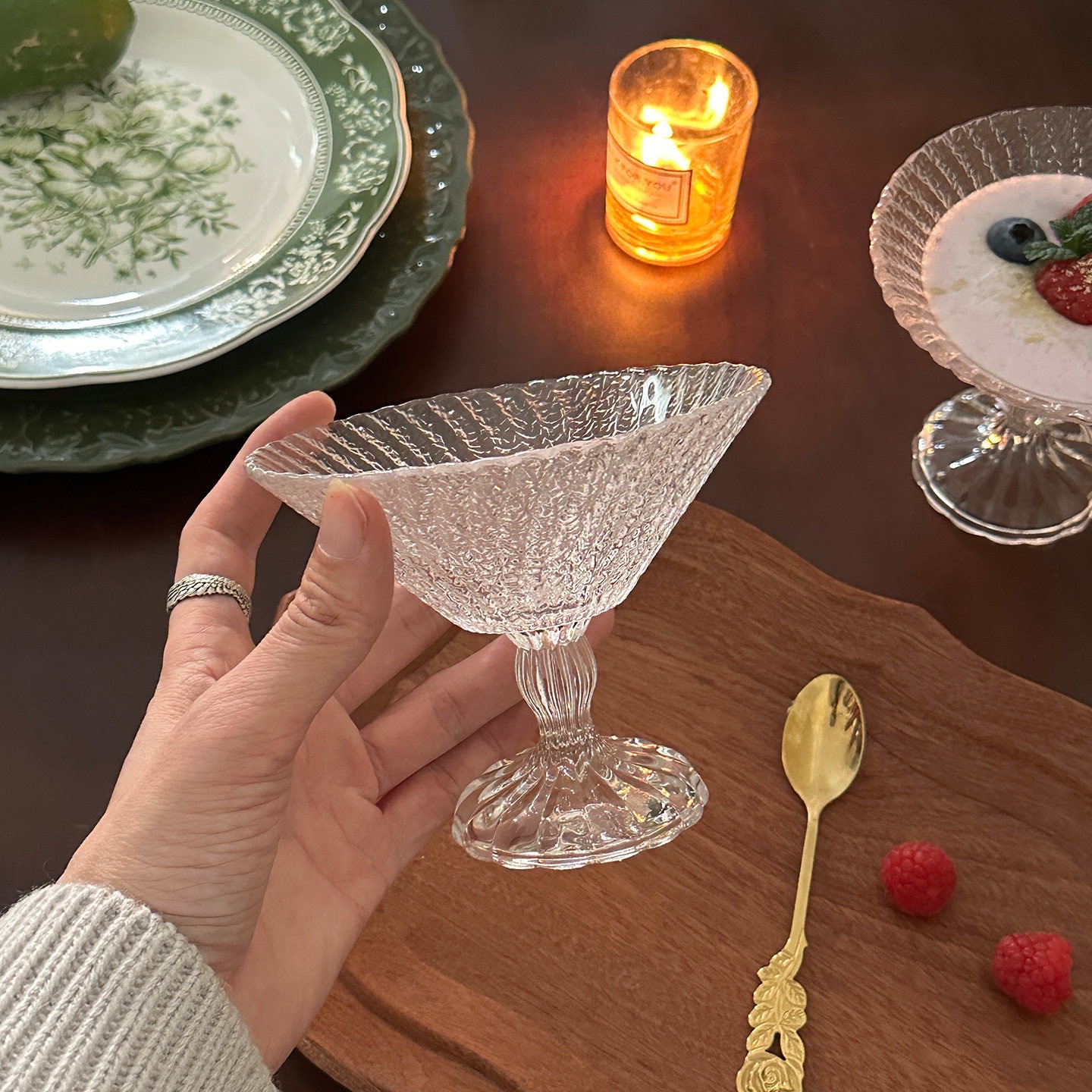 Colored base of glass ice cream bowl Specification image