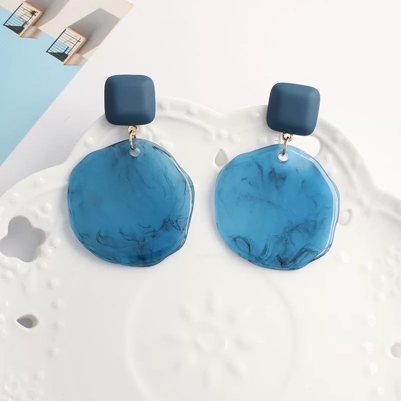 White matte blue ink-wash pattern round large earrings, modern retro Hong Kong-style acrylic earrings, no ear holes, ear clips Specification image