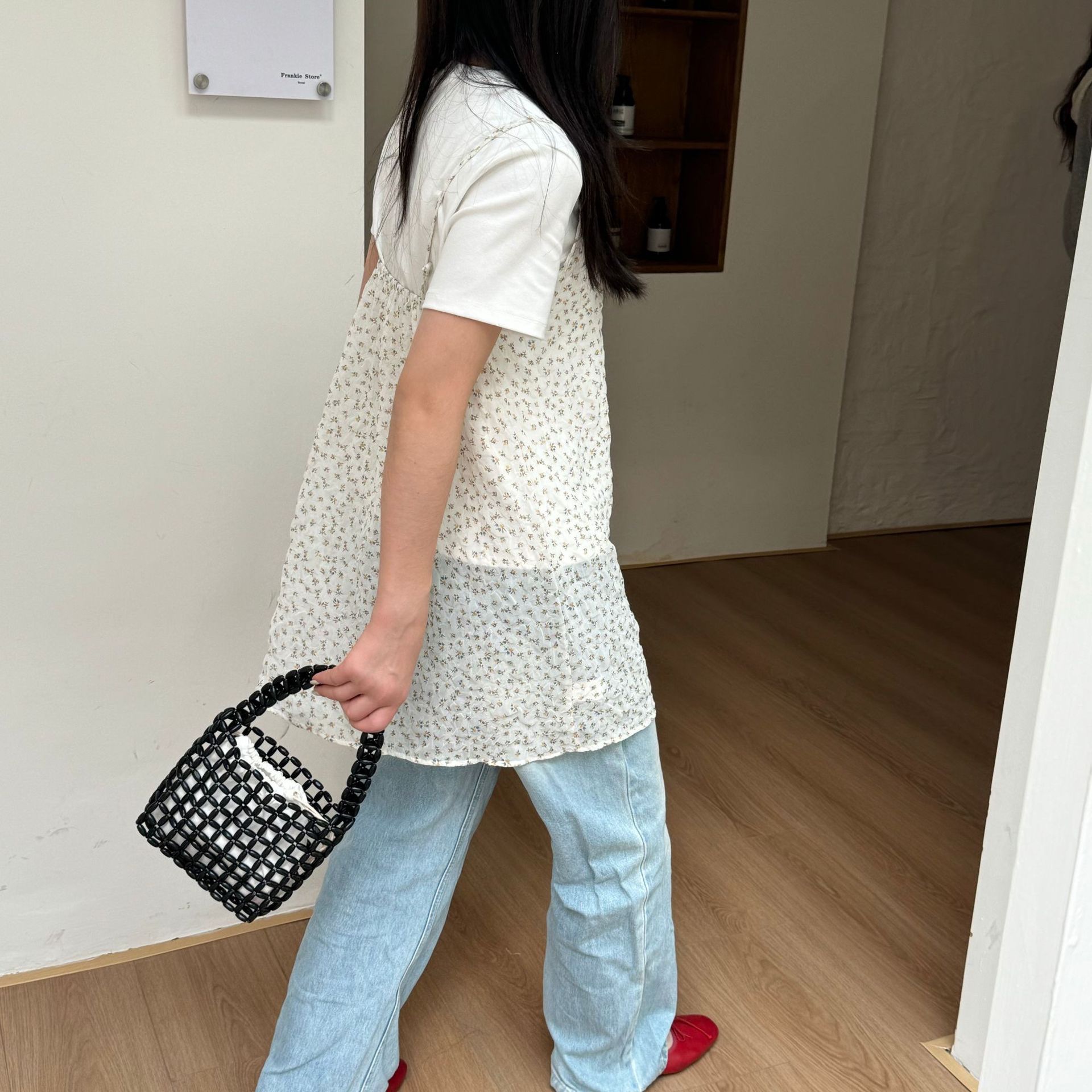 Korean niche handbags, handcrafted hollowed-out beaded small square bags, woven bags, fresh and casual vacation beach bags, trendy detail image 5