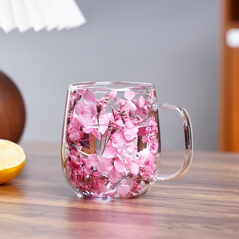 Ins-style new products: Double-layer high borosilicate glass cups with dried flowers, office, bar and home mark coffee cups Application Scenario