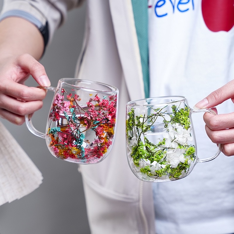 Ins-style new products: Double-layer high borosilicate glass cups with dried flowers, office, bar and home mark coffee cups Ins-style new products: Double-layer high borosilicate glass cups with dried flowers, office, bar and home mark coffee cups