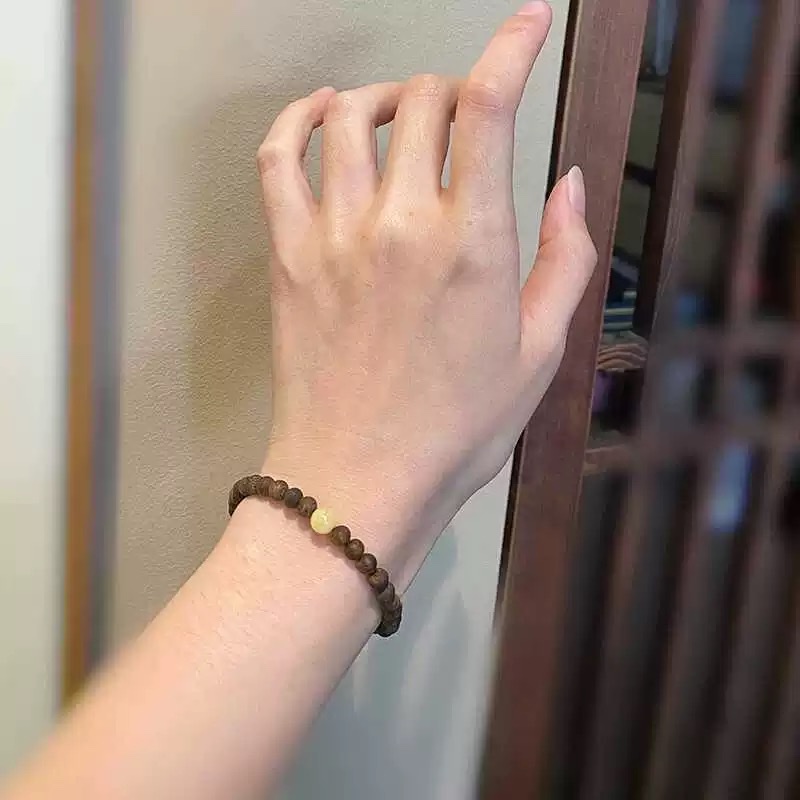Natural agarwood and amber bracelets for men and women, agarwood cultural and artistic couple bracelets, incense beads cultural and artistic