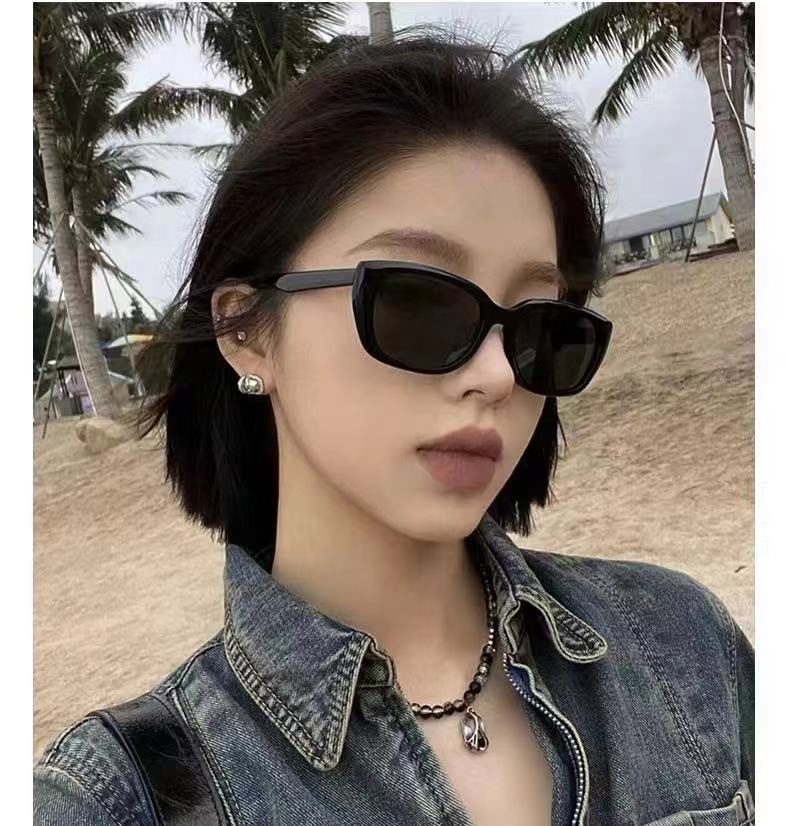 The classic and retro cat-eye face-modifying sunglasses 1038, made of the same material as the celebrity, with a small pink frame for women