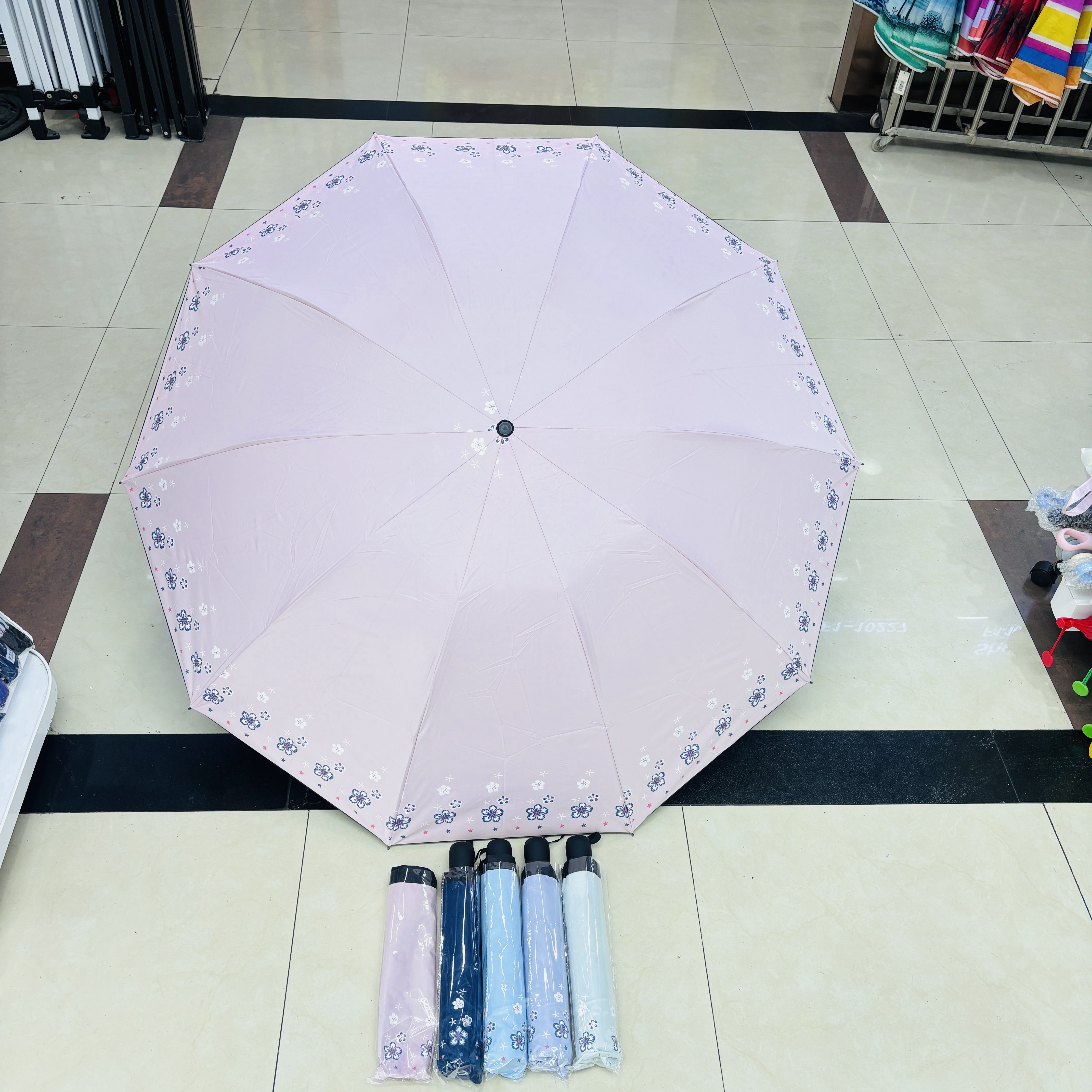 A 75cm ten-bone black rubber umbrella for both sunny and rainy weather