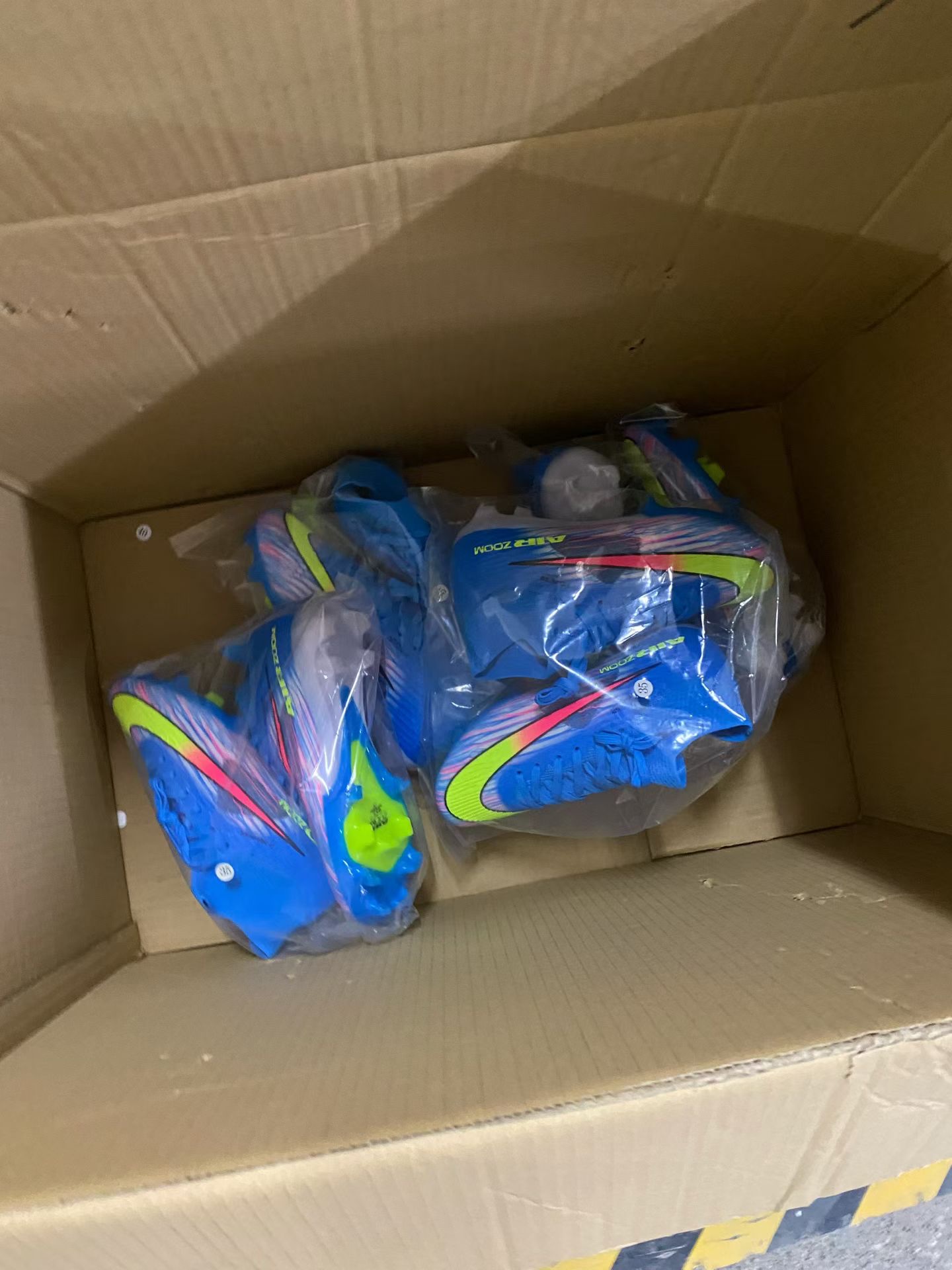 新款2026刺客17运动足球鞋产品图