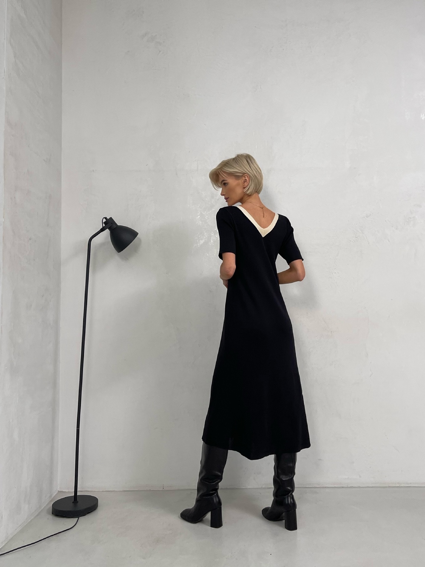 Simple, fashionable and casual two-color dress, V-neck slit short-sleeved cross-border mid-length dress, elegant and versatile dress Application Scenario