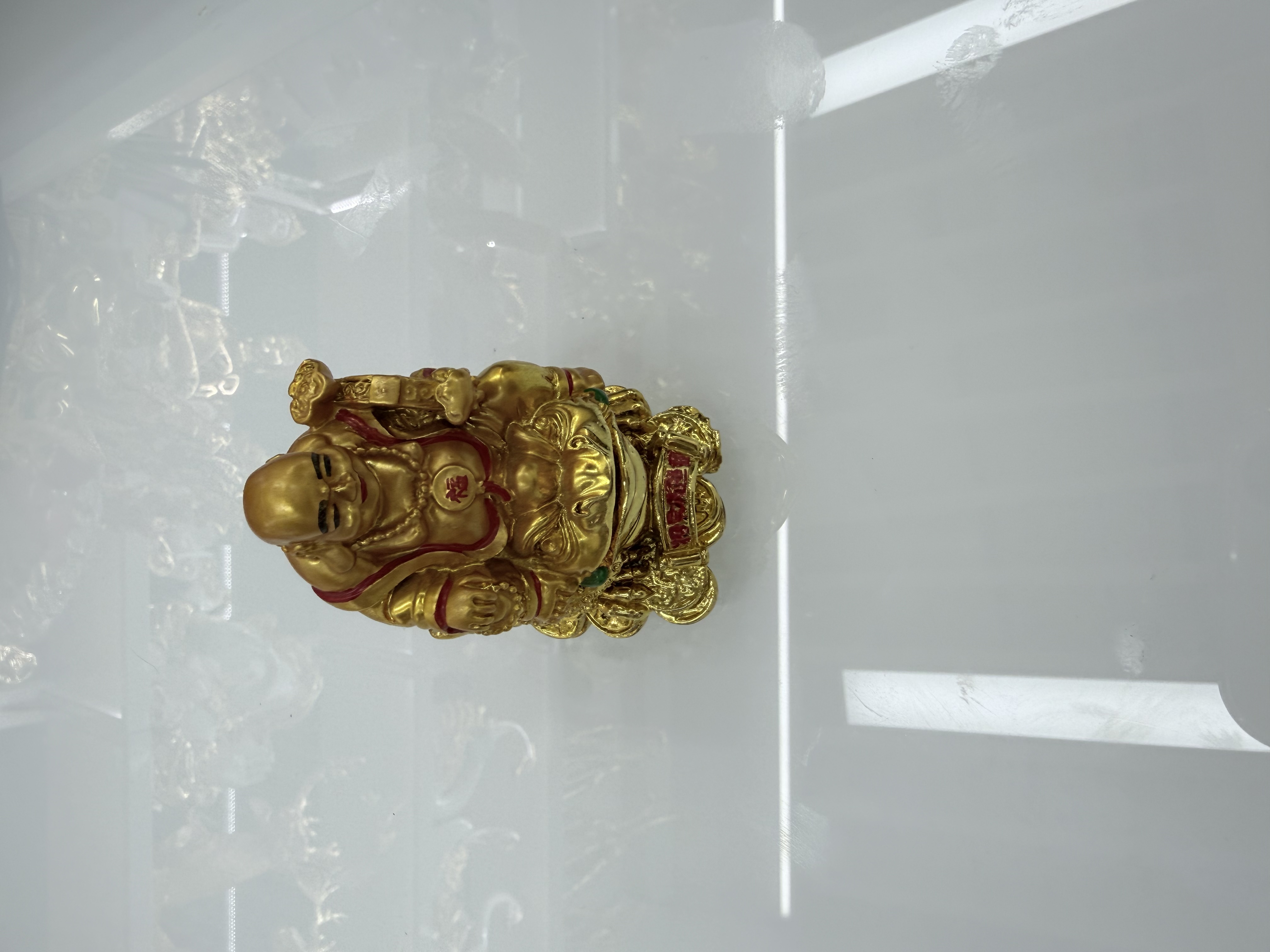 A small golden toad resin handicraft decoration for the living room details Picture