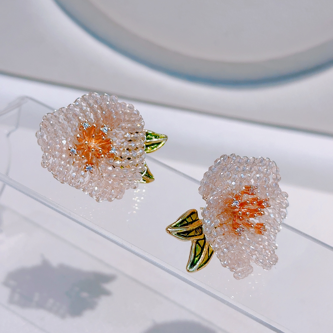 Ear studs, crystal gold-plated jewelry clips, jewelry Application Scenario