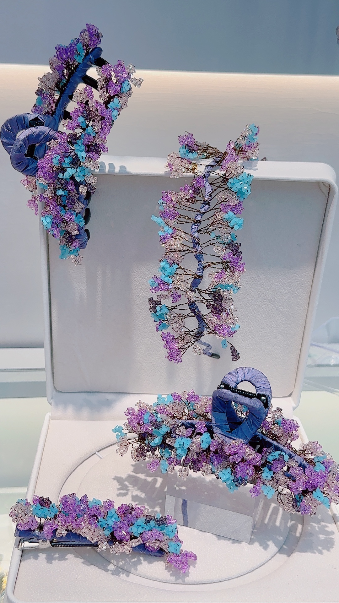 Splendor shaped crystal ➕ gilded ornaments clip jewelry details Picture