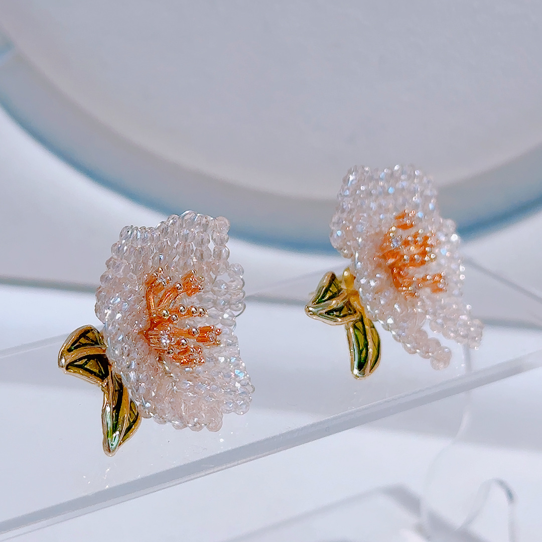 Ear studs, crystal gold-plated jewelry clips, jewelry details Picture