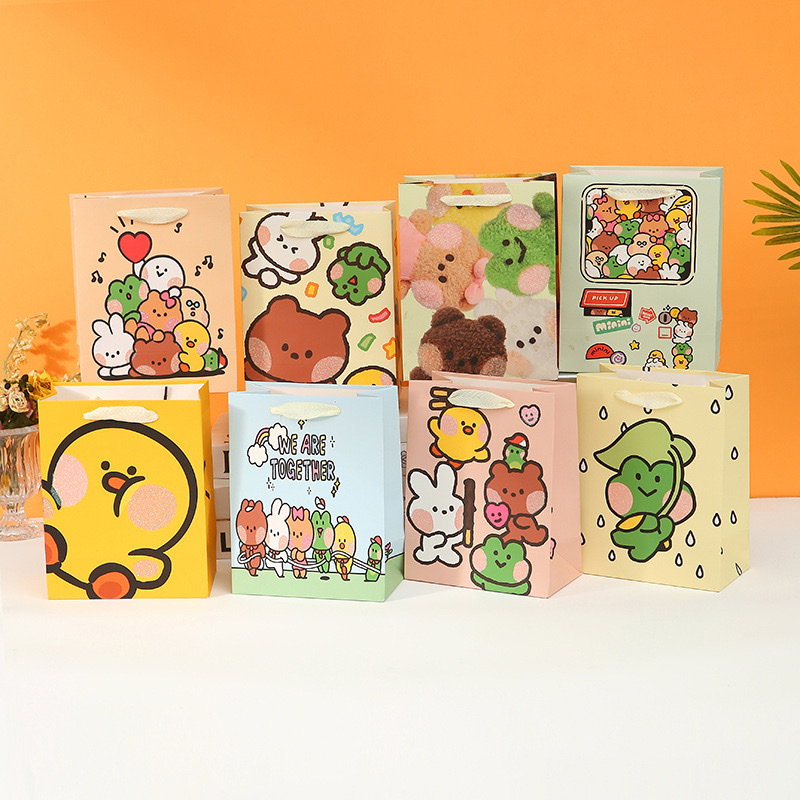 It's a cartoon white card bag, a fashionable and trendy style Application Scenario
