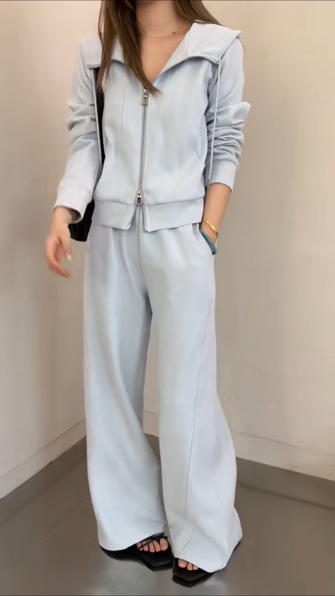 Two-piece sportswear is casual and fashionable pic 3