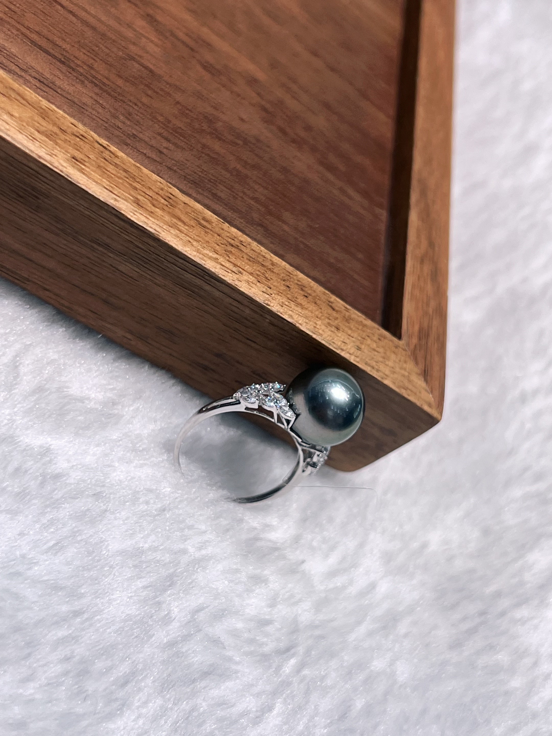 Exquisite and luxurious jewelry made of 18k natural pearls, Tahitian black pearls Application Scenario