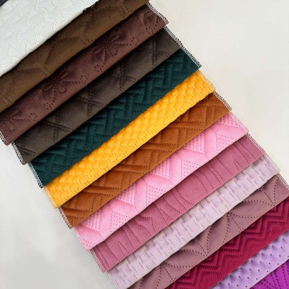 The multi-color blend of textile leather and knitted fabric is soft and comfortable