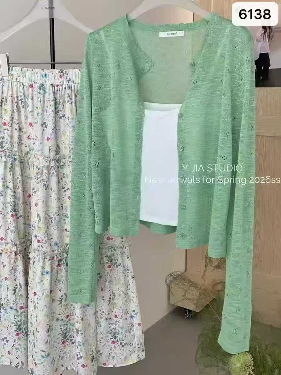 ثلاث ملابس نسائية، ثوب تنورة Item Picture
