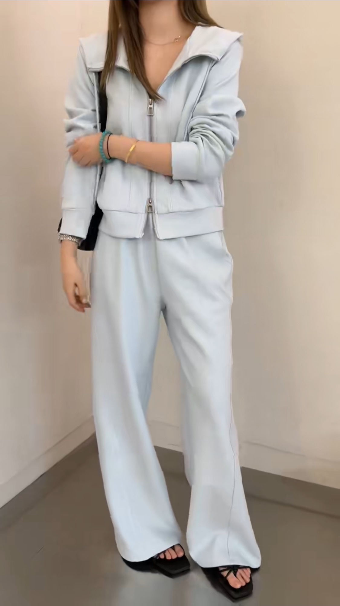 Two-piece sportswear is casual and fashionable