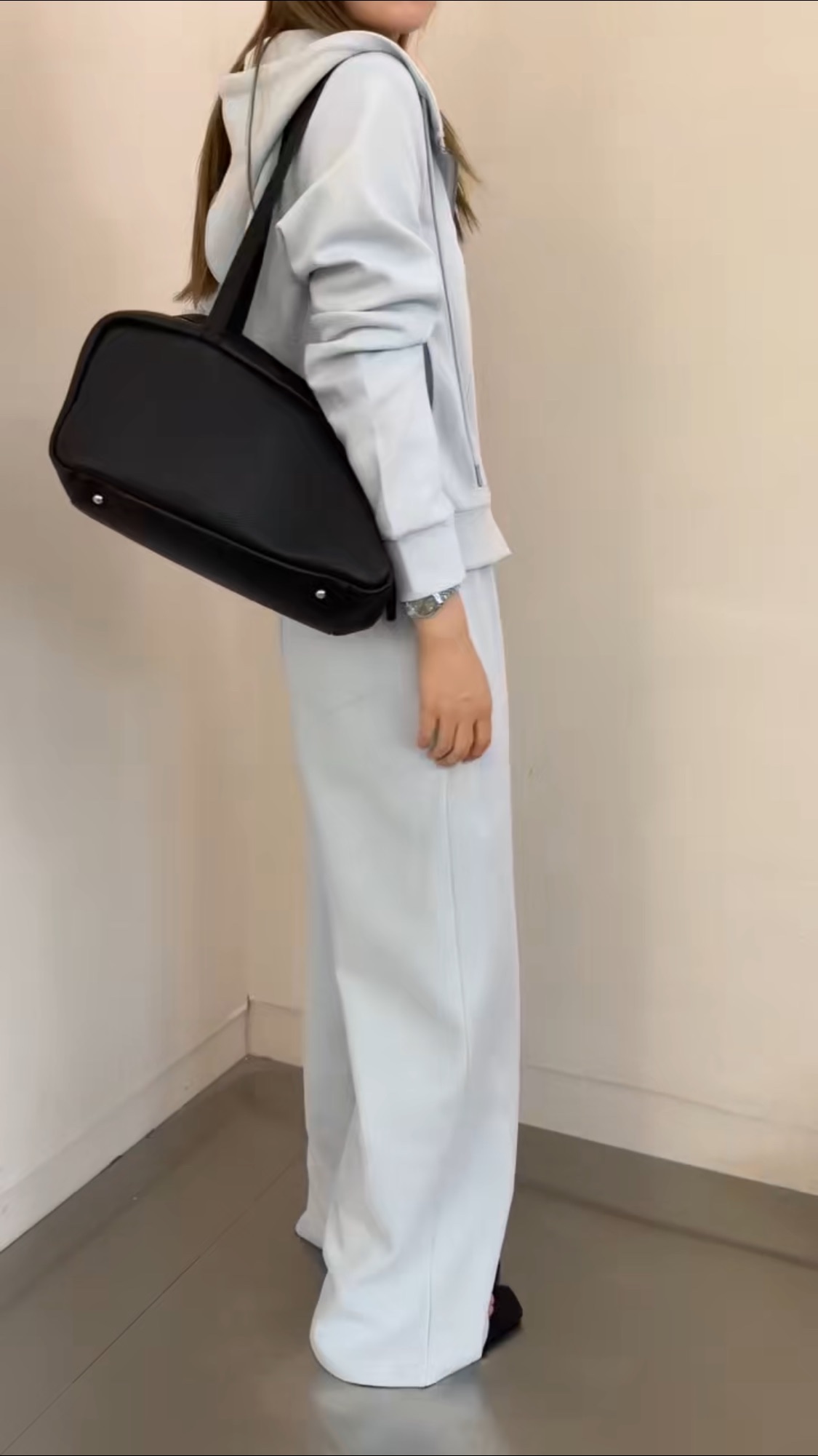 Two-piece sportswear is casual and fashionable details Picture