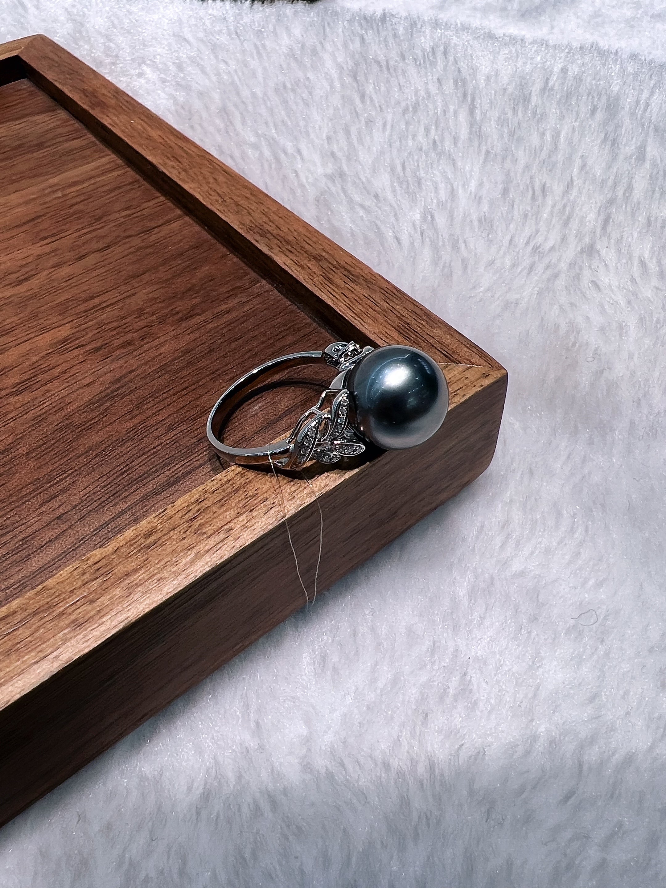 18k gold natural pearl exquisite and luxurious ring, Tahitian black pearl details Picture