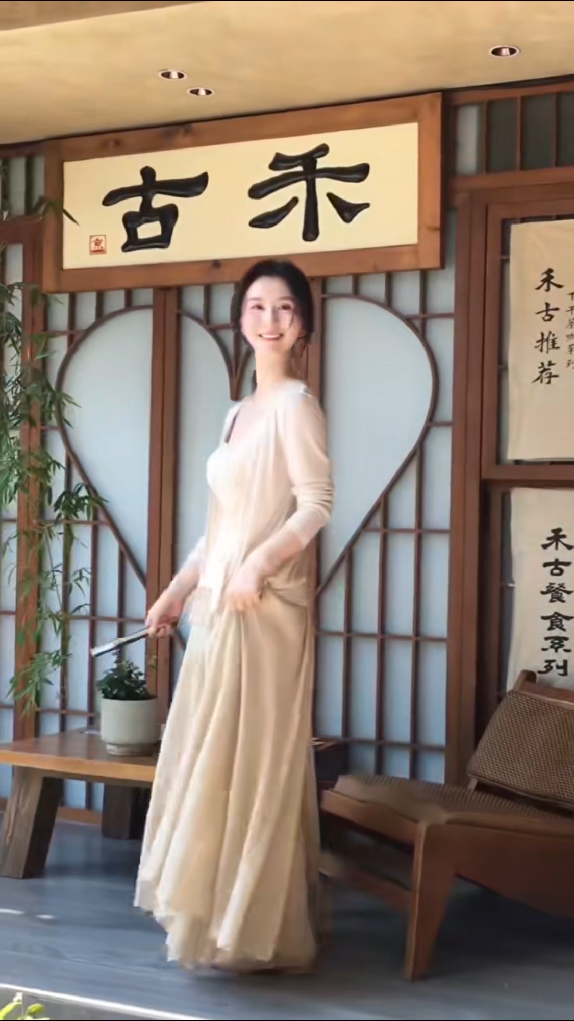 A two-piece light-colored cardigan is comfortable and casual pic 6