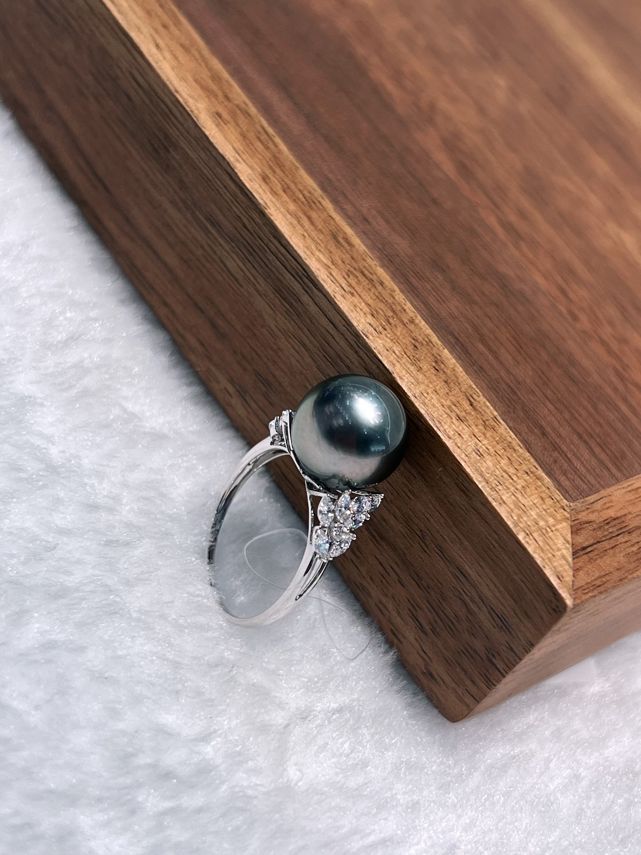 Exquisite and luxurious jewelry made of 18k natural pearls, Tahitian black pearls Item Picture