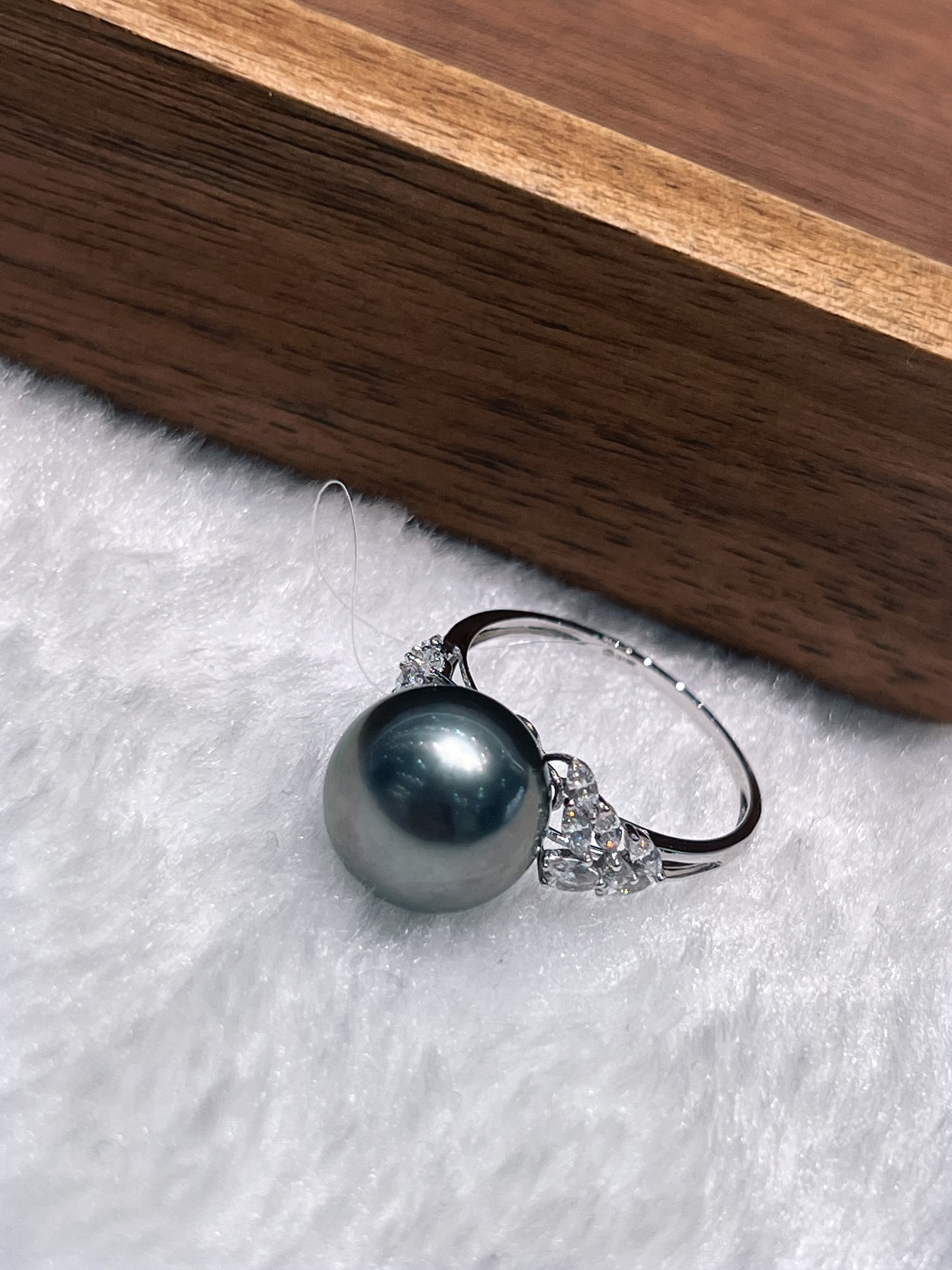 Exquisite and luxurious jewelry made of 18k natural pearls, Tahitian black pearls