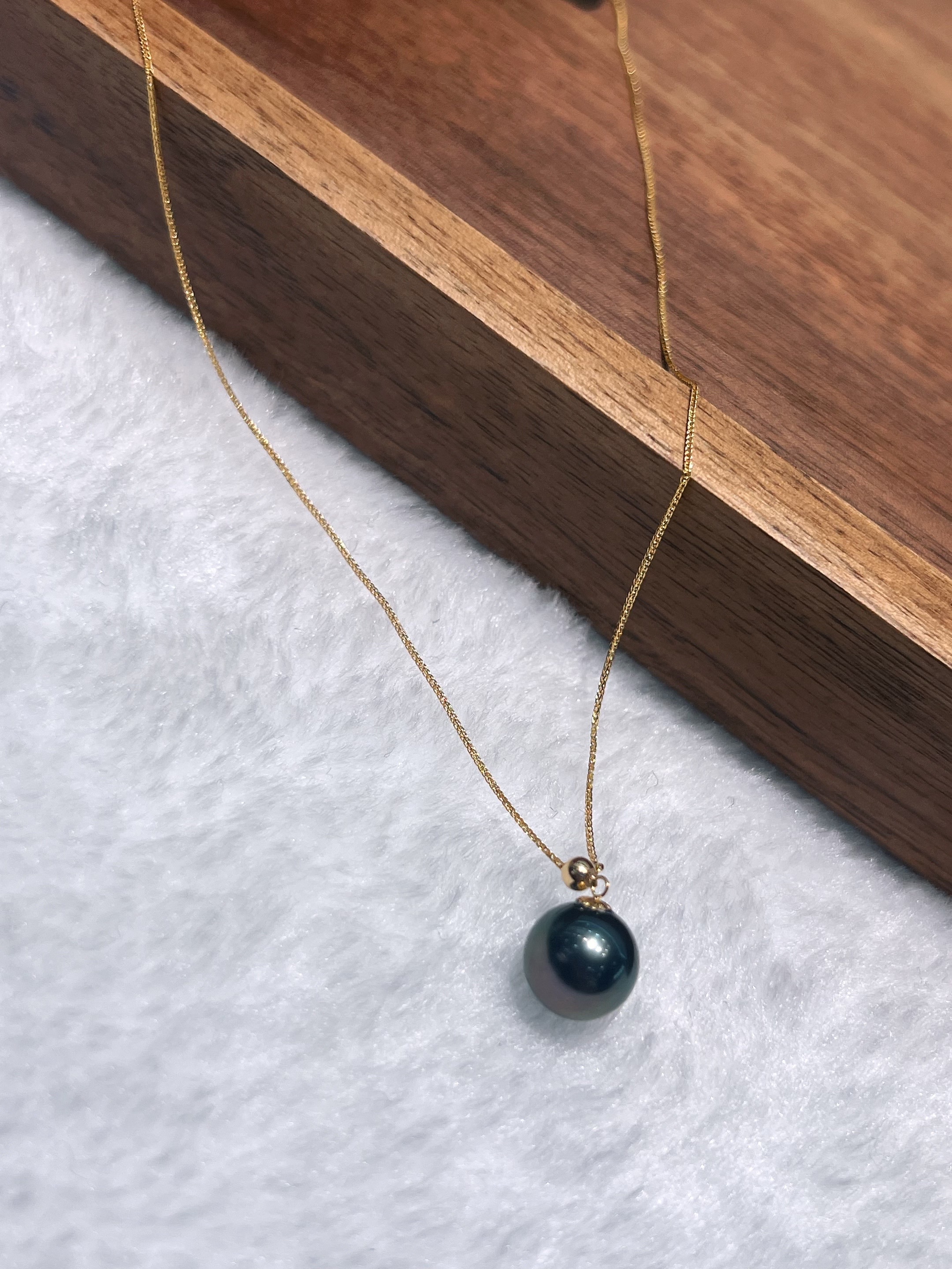 18k gold natural black pearl necklace. Pearls are natural details Picture