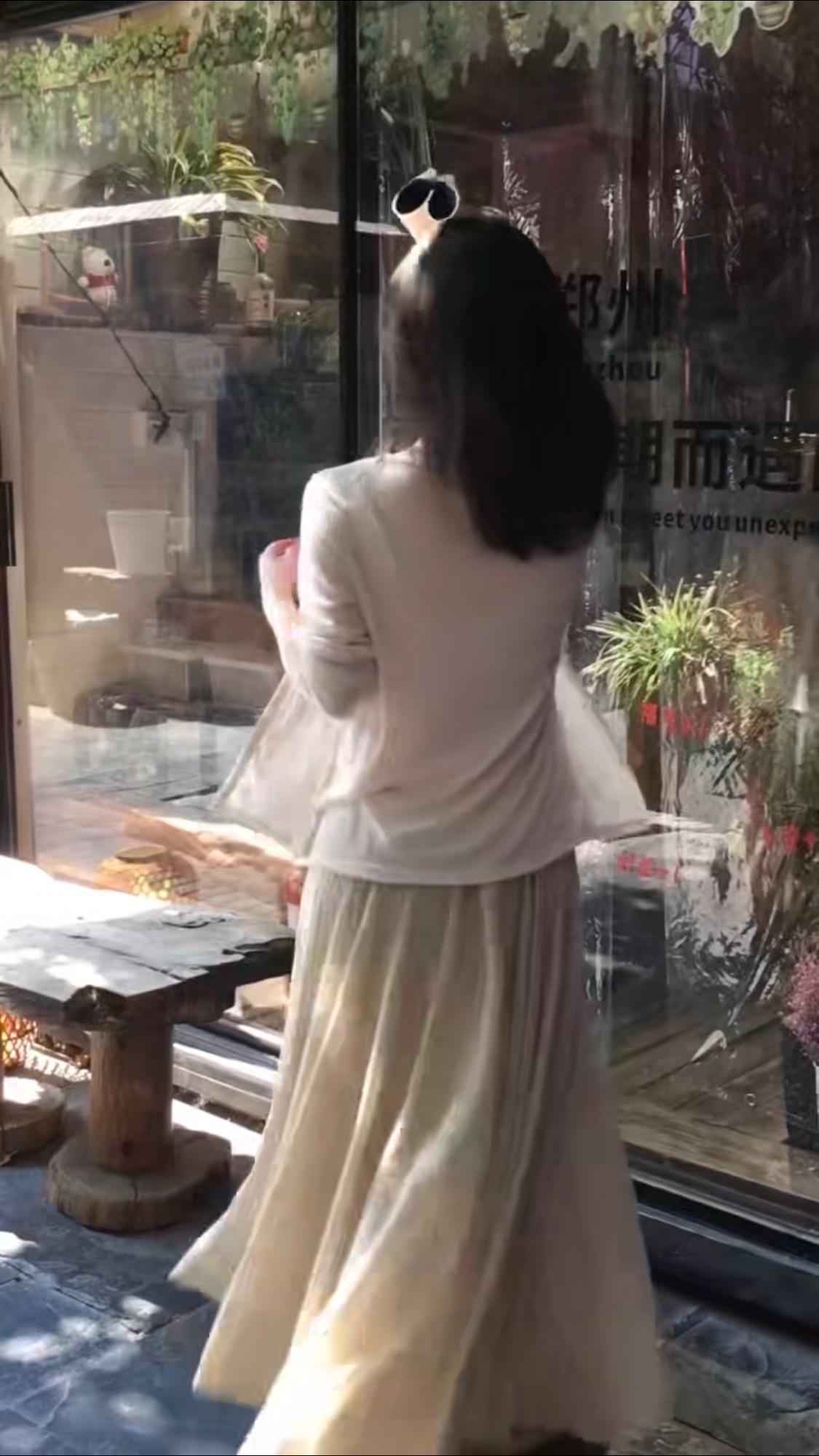 A two-piece light-colored cardigan is comfortable and casual pic 5