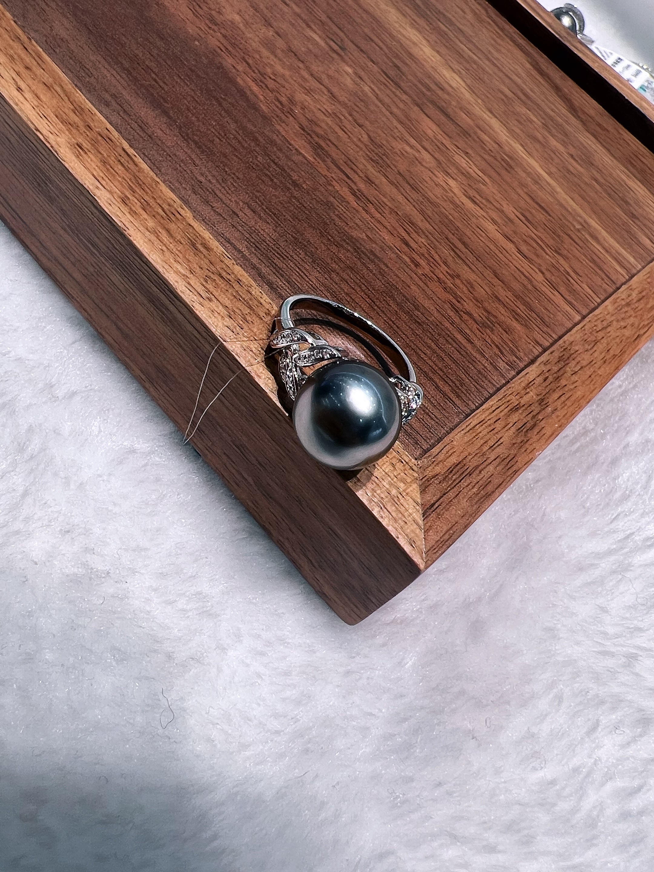 18k gold natural pearl exquisite and luxurious ring, Tahitian black pearl