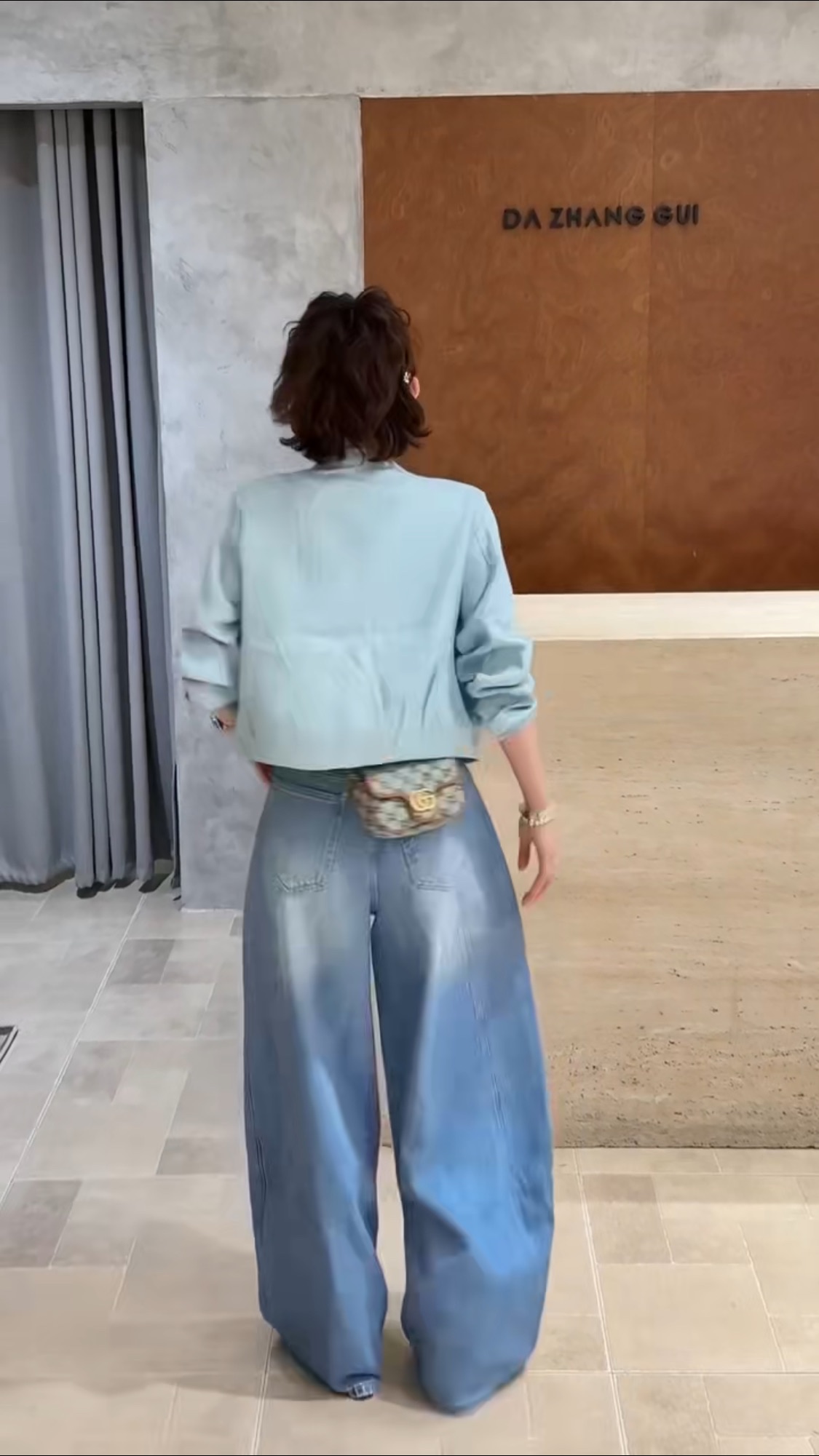 Two-piece women's fashion top and jeans Application Scenario
