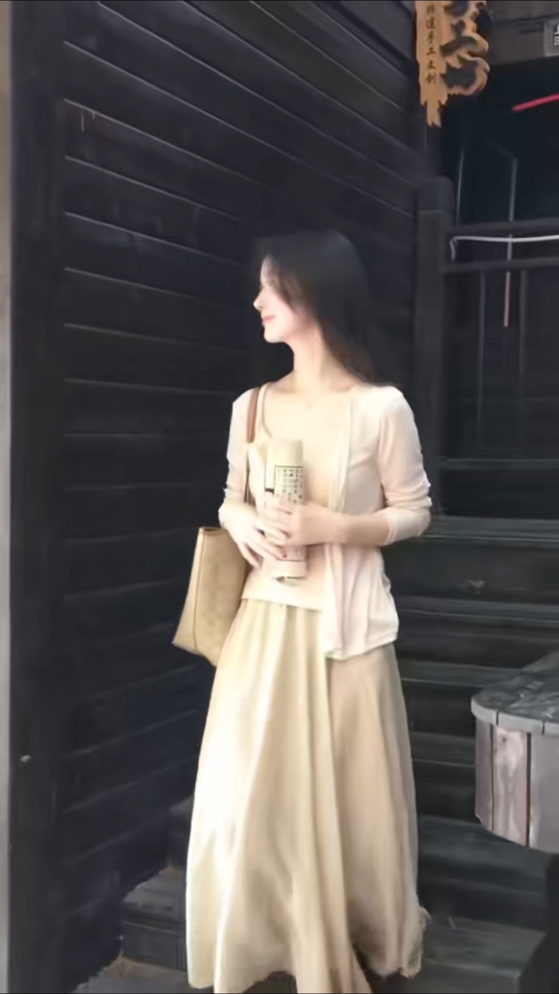 A two-piece light-colored cardigan is comfortable and casual pic 1