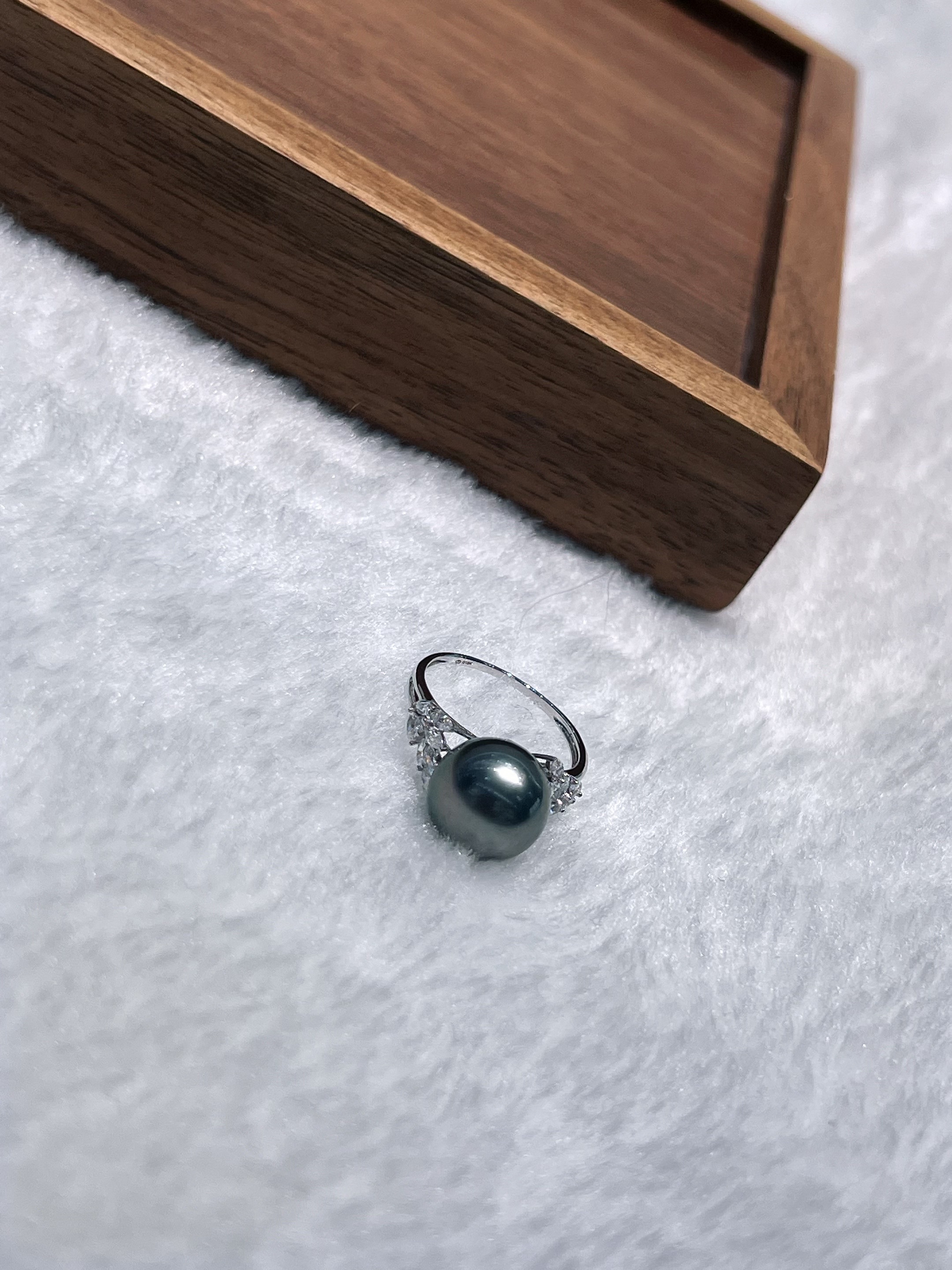 Exquisite and luxurious jewelry made of 18k natural pearls, Tahitian black pearls details Picture